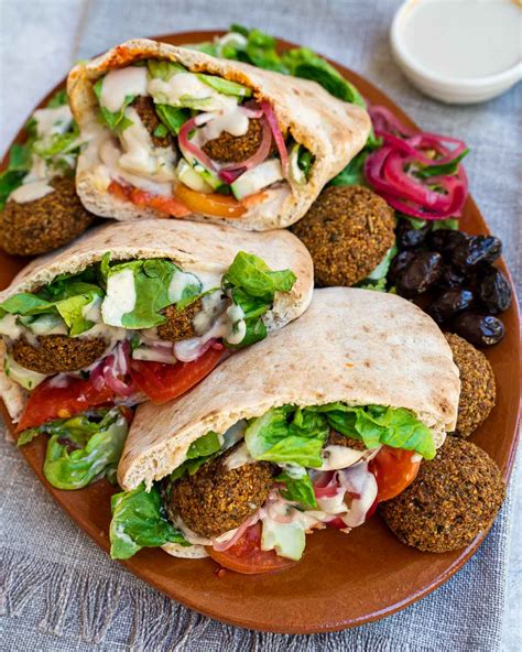 How many carbs are in falafel pita sandwich - calories, carbs, nutrition